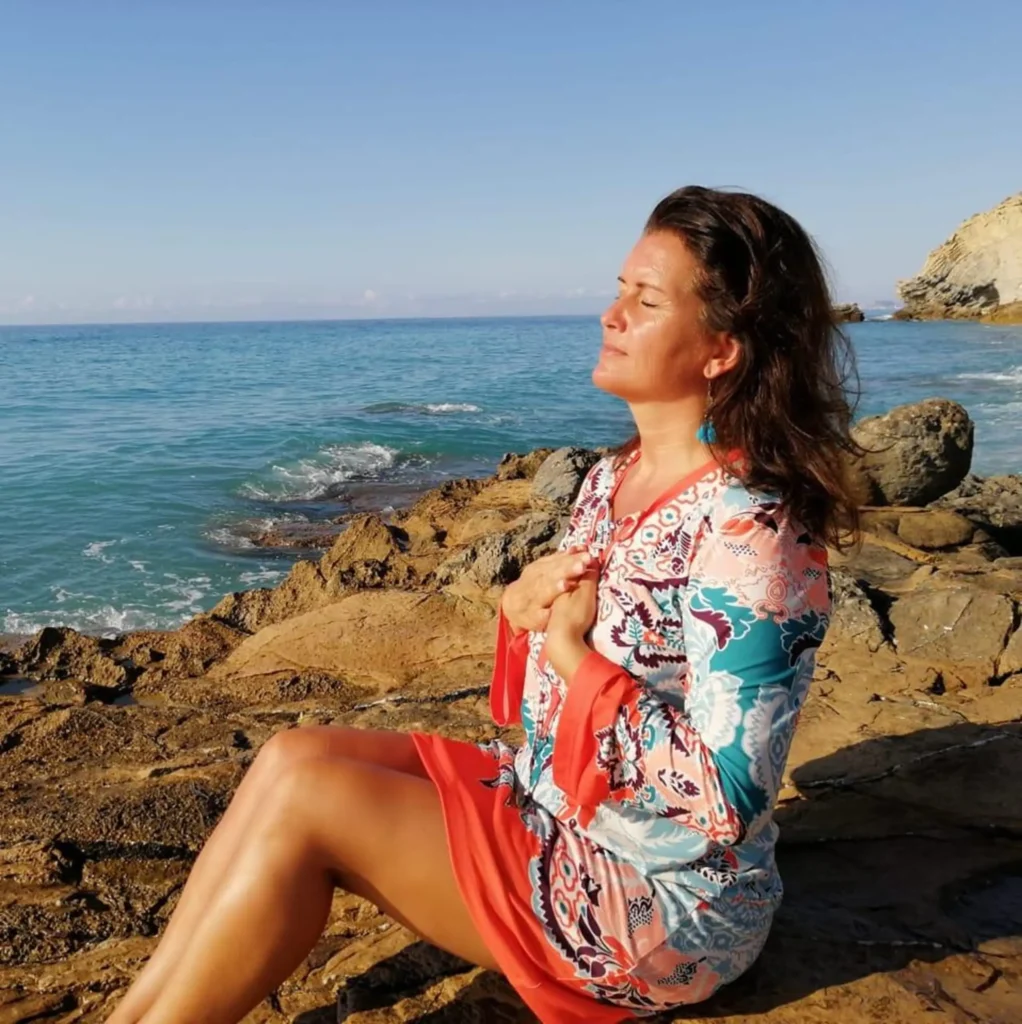 Claudia Menira Bollow am Meer am Steinstrand