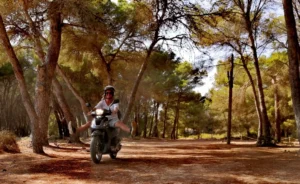 Claudia Menira Bollow auf Motorrad