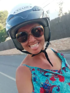 Claudia Menira Bollow auf Motorrad