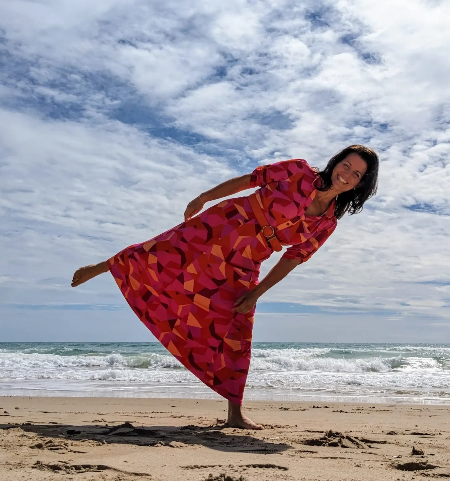 Claudia Menira Bollow am Strand auf einem Bein stehend