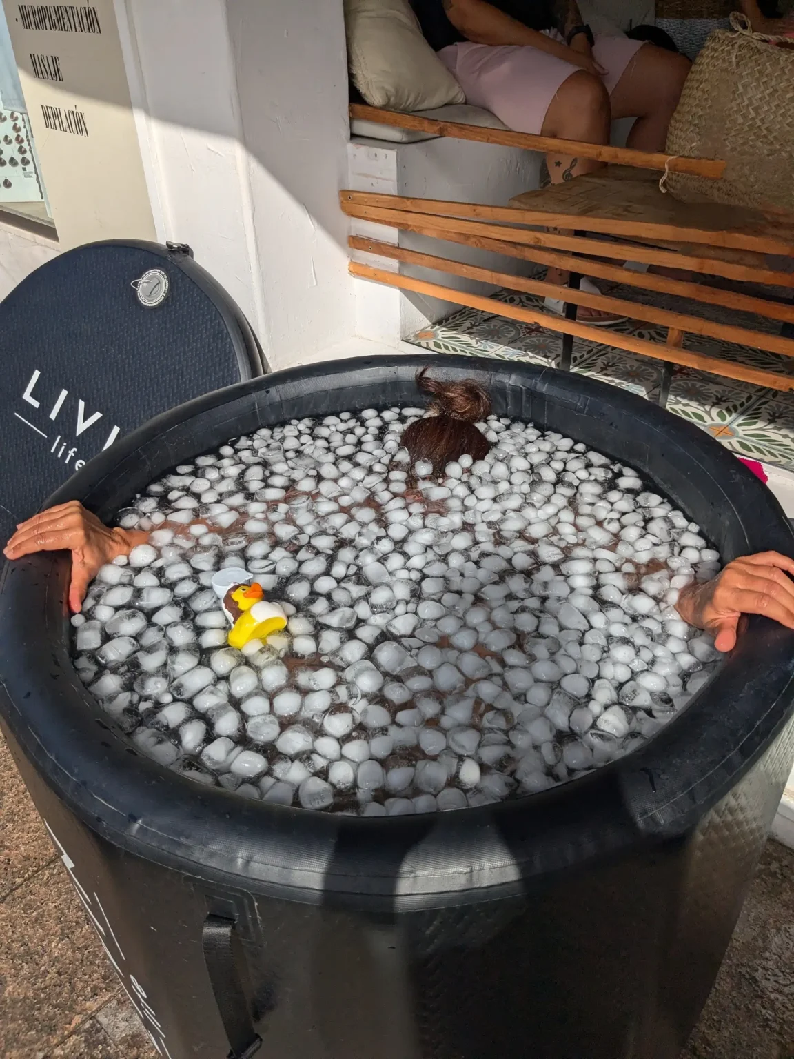Claudia Menira Bollow in Tonne mit Eiswasser