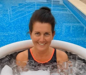 Claudia Menira Bollow in Tonne mit Eiswasser